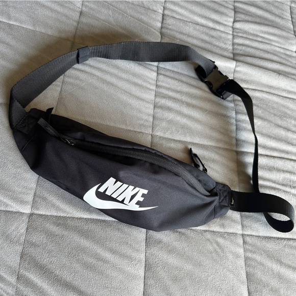 Nike Fanny Pack - Picture 1 of 3